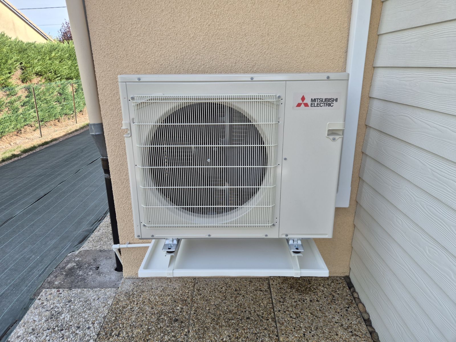 Unité extérieure Mitsubishi Electric MXZ-2F53VFHZ3 installée sur une façade à Hauterive dans l'Allier
