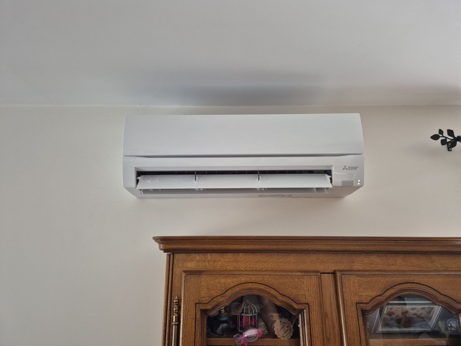 Unité intérieure murale Mitsubishi Electric MSZ-FT25VGK2 posée dans un séjour à Hauterive