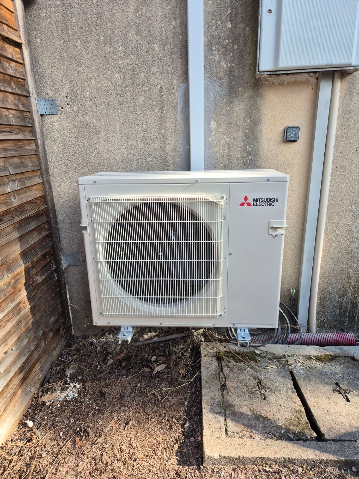 Unité extérieure Mitsubishi Electric MXZ-2F53VFHZ3 installée contre un mur à Servilly dans l'Allier