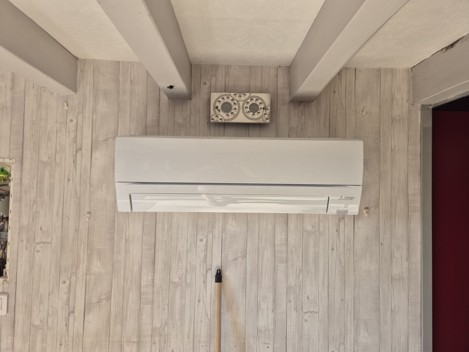 Unité intérieure murale Mitsubishi Electric MSZ-FT posée sur un mur en bois à Servilly