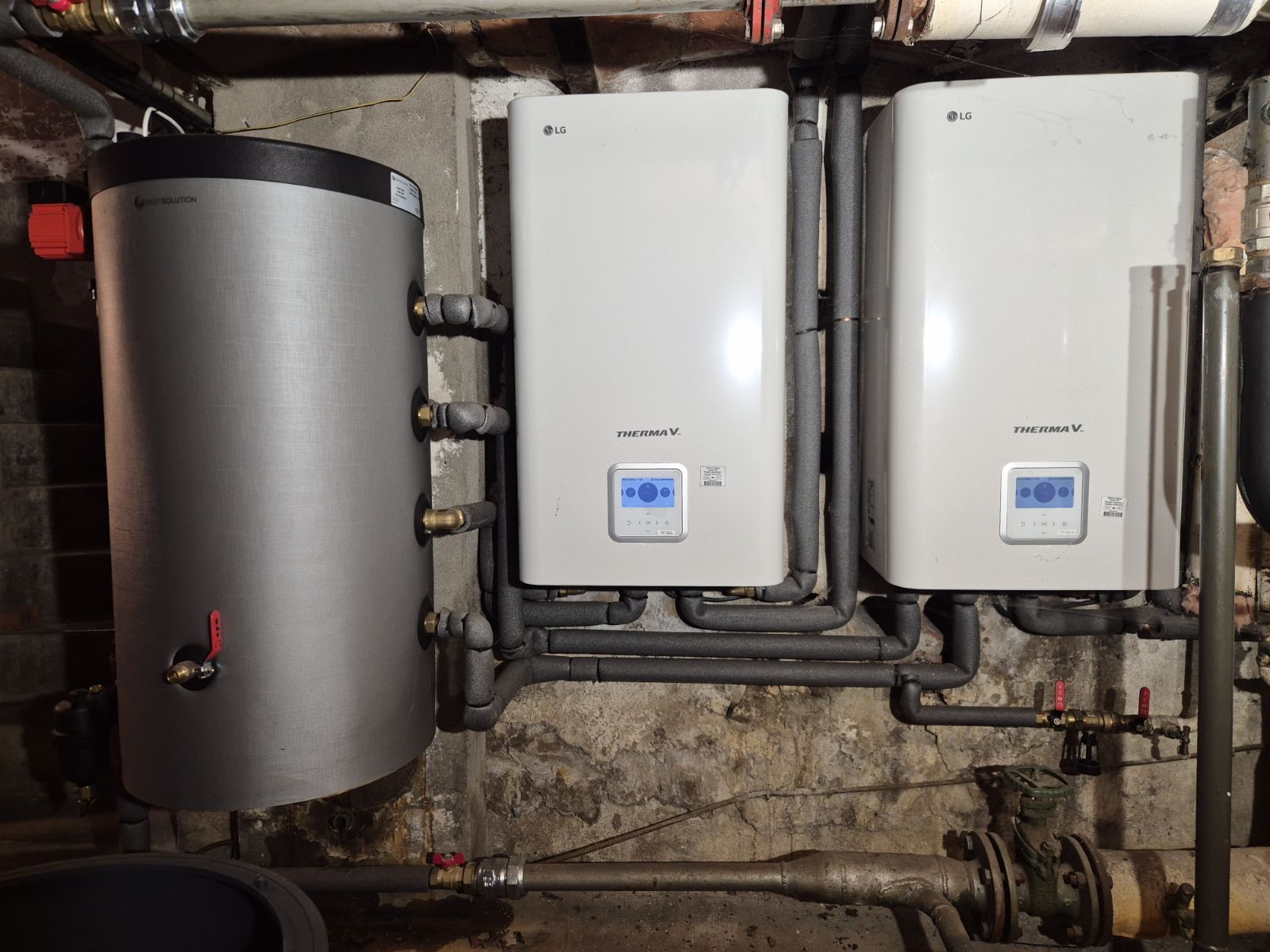 Deux modules hydrauliques intérieurs LG Therma V et ballon en chaufferie, à Bost
